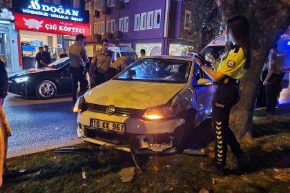 bursada-otomobil-kamyonete-carpti-surucusu-yaralandi
