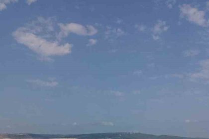 canakkale-bogazinda-basibos-suruklenen-tekne-yedeklenerek-lapseki-balikci-barinagina-yanastirildi