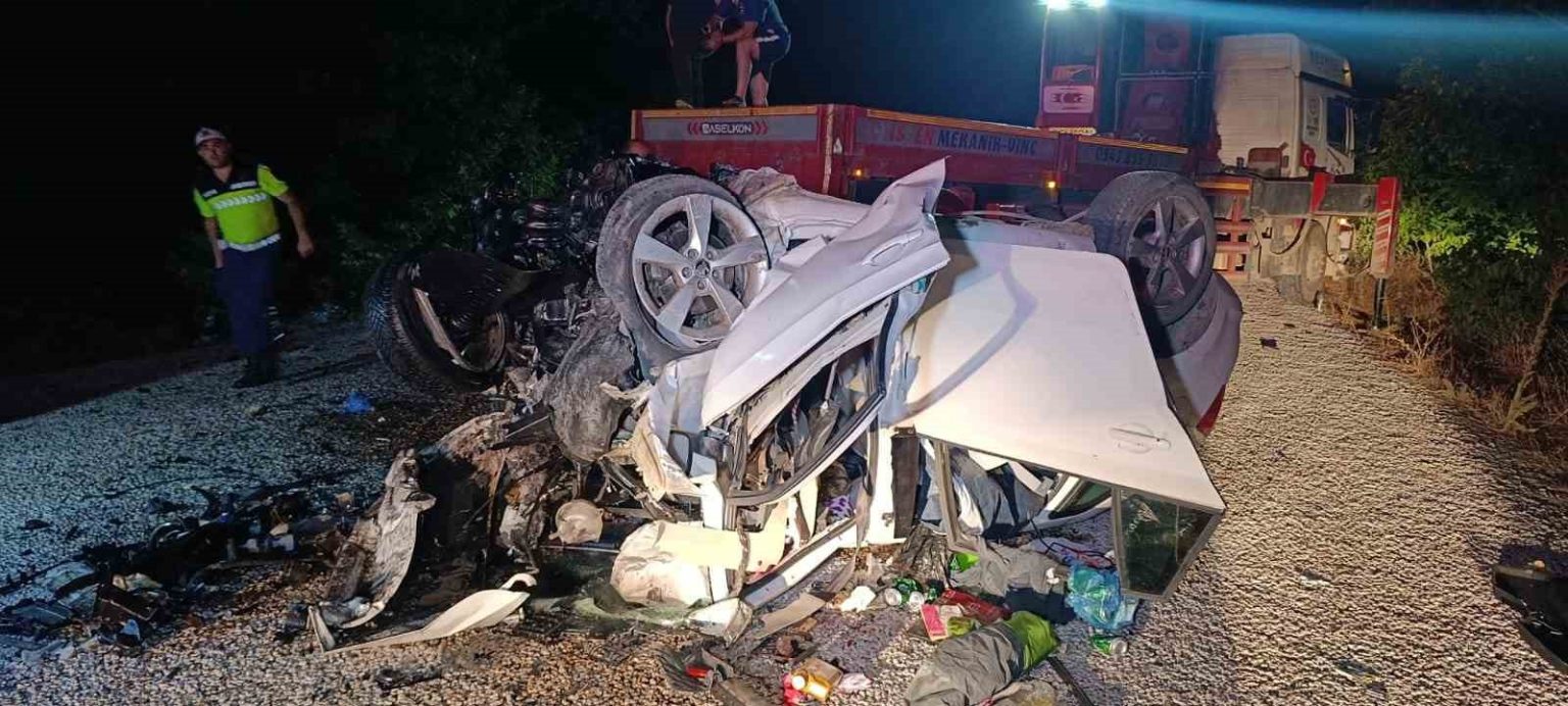 canakkalede-feci-trafik-kazasi-6-kisi-hayatini-kaybetti