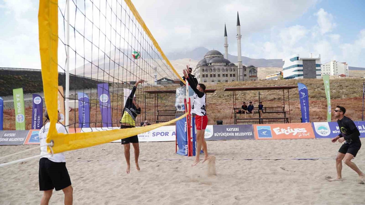 erciyeste-en-havali-voleybol-turnuvasi-basladi