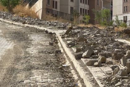 kaldirimlarda-birakilan-moloz-yiginlari-tepkilere-neden-oldu