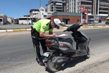 kiliste-otomobil-motosiklete-carpti-2-yarali