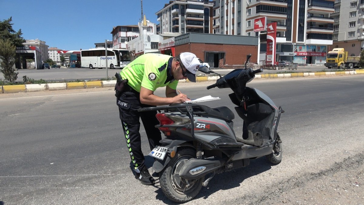 kiliste-otomobil-motosiklete-carpti-2-yarali