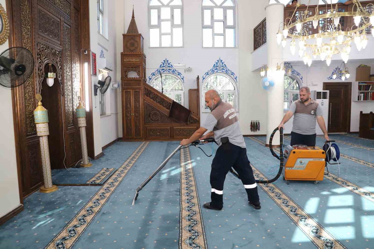 mersinde-ibadethaneler-temizleniyor-halilar-yikanip-dezenfekte-ediliyor