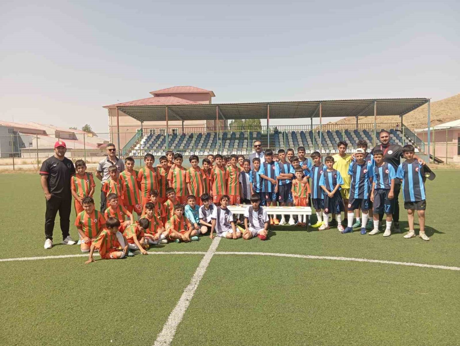 mudur-aksoydan-minik-sporculara-ziyaret