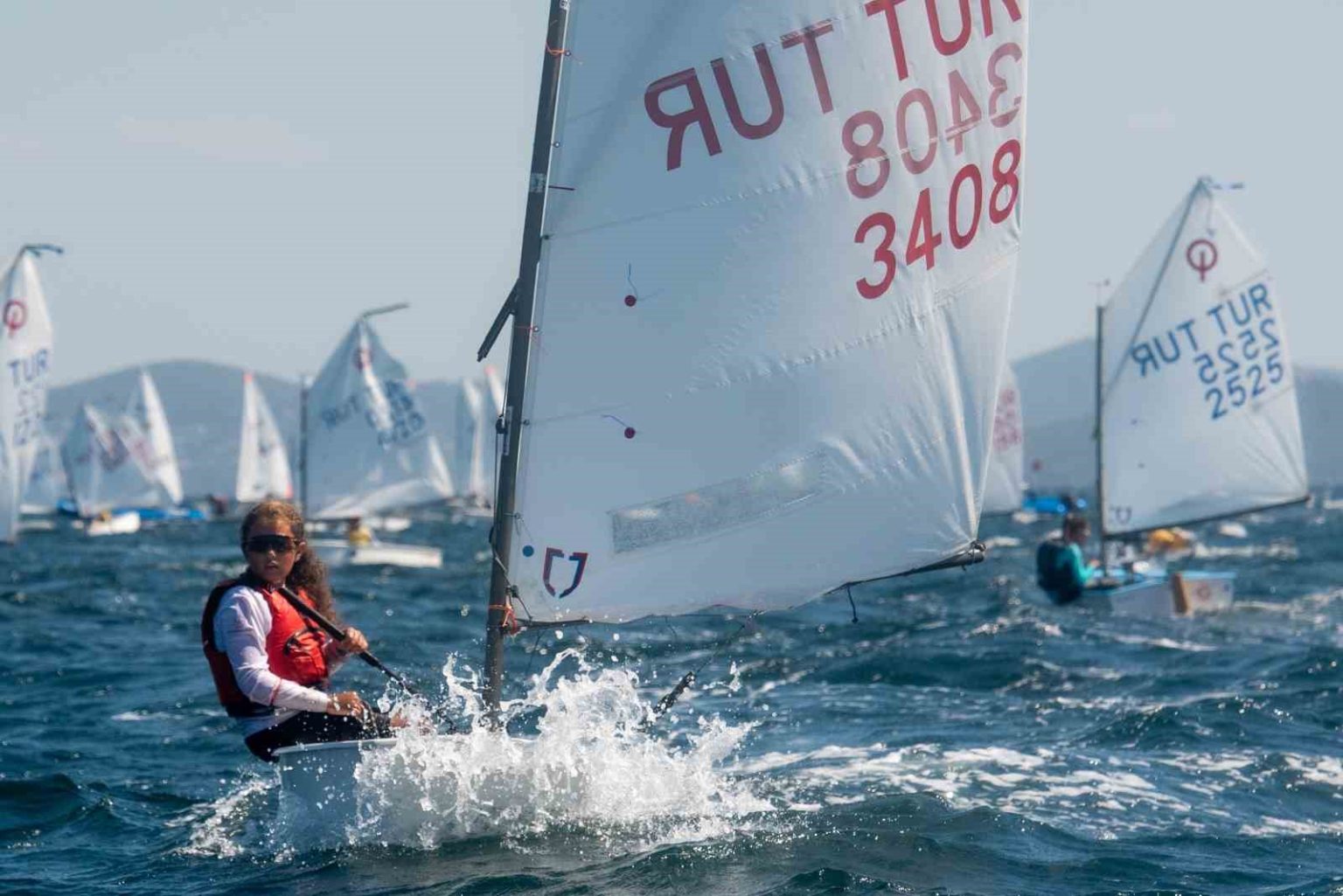 olympos-regattada-genc-yelkenciler-dalgalara-meydan-okudu