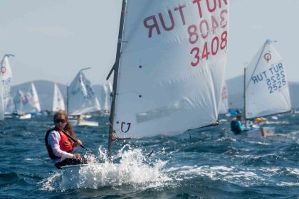 olympos-regattada-genc-yelkenciler-dalgalara-meydan-okudu