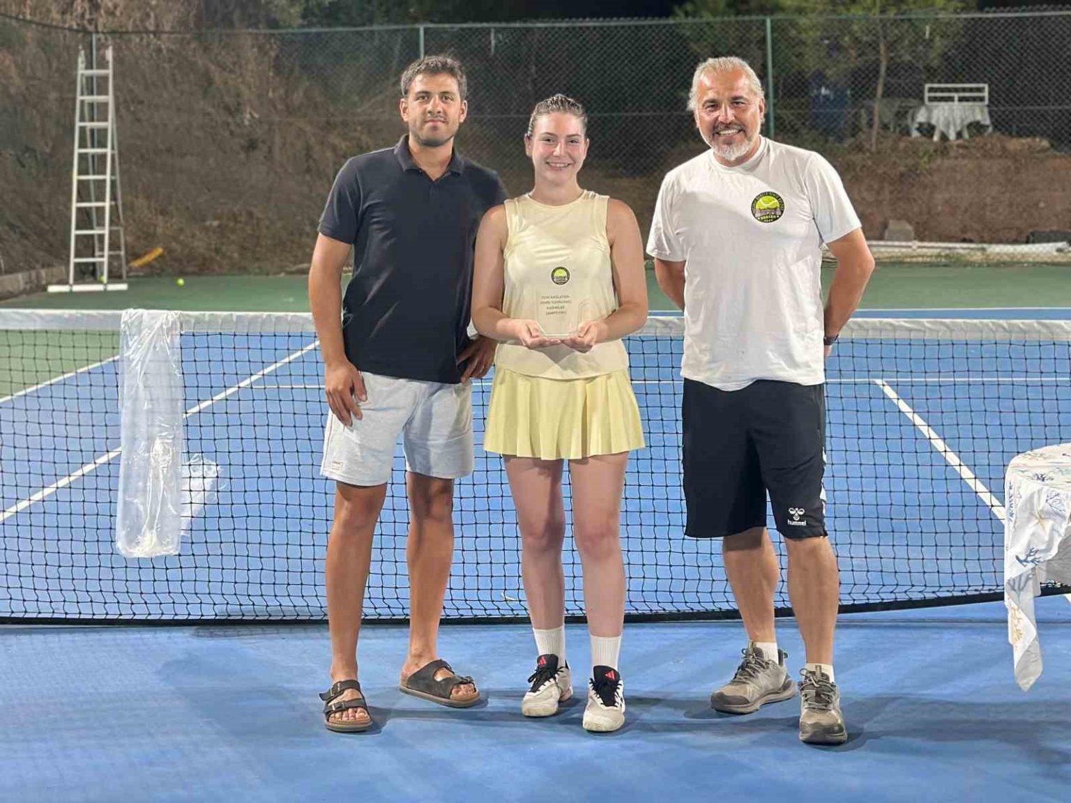tenis-turnuvasinda-sampiyon-olanlar-haliyi-kapti