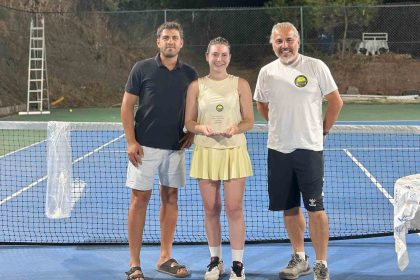 tenis-turnuvasinda-sampiyon-olanlar-haliyi-kapti