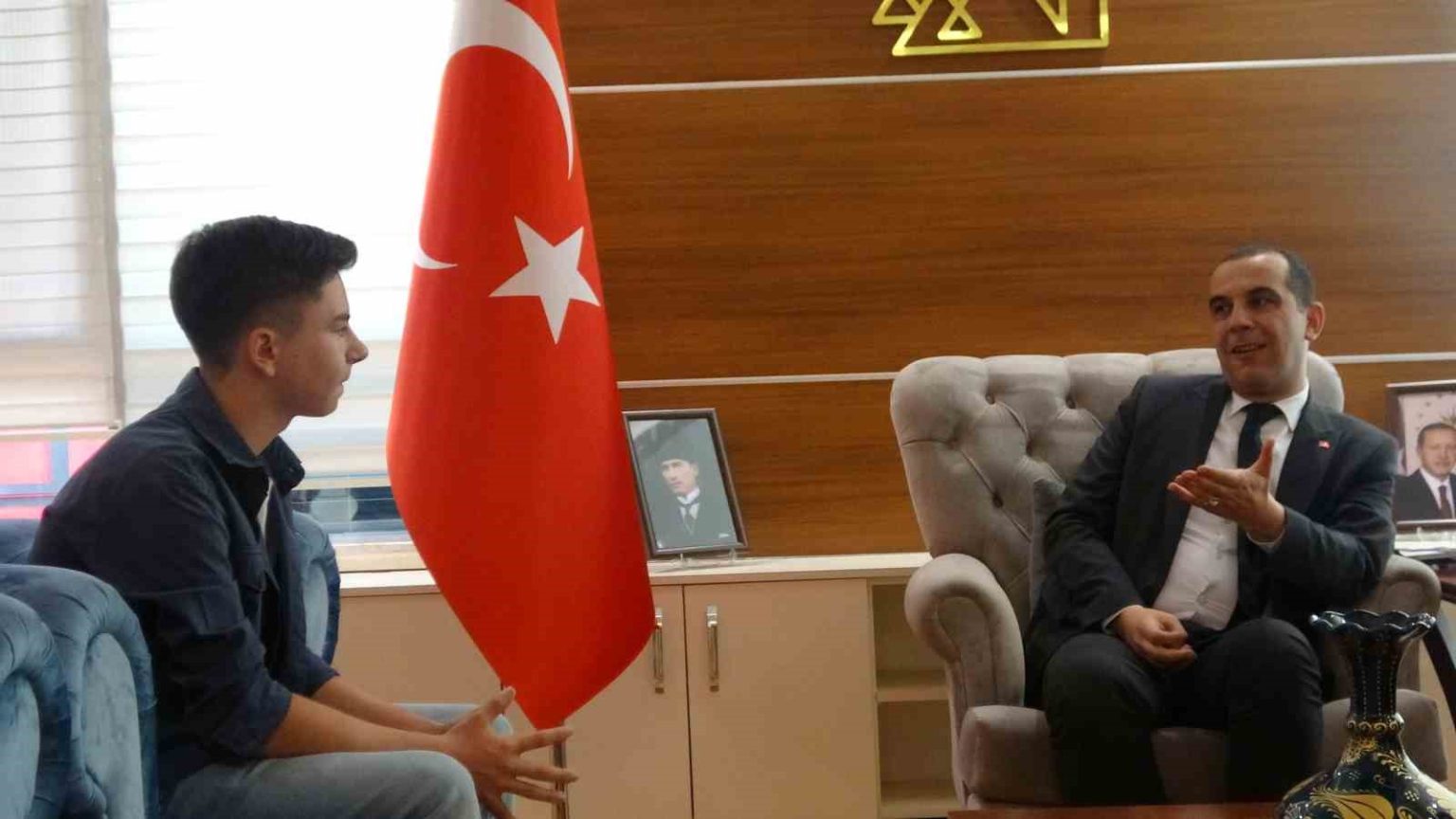 turk-bayragi-hassasiyetiyle-yurekleri-isitan-cocuk-her-gordugum-bayragi-duzeltiyordum