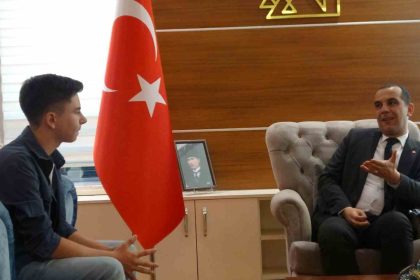 turk-bayragi-hassasiyetiyle-yurekleri-isitan-cocuk-her-gordugum-bayragi-duzeltiyordum