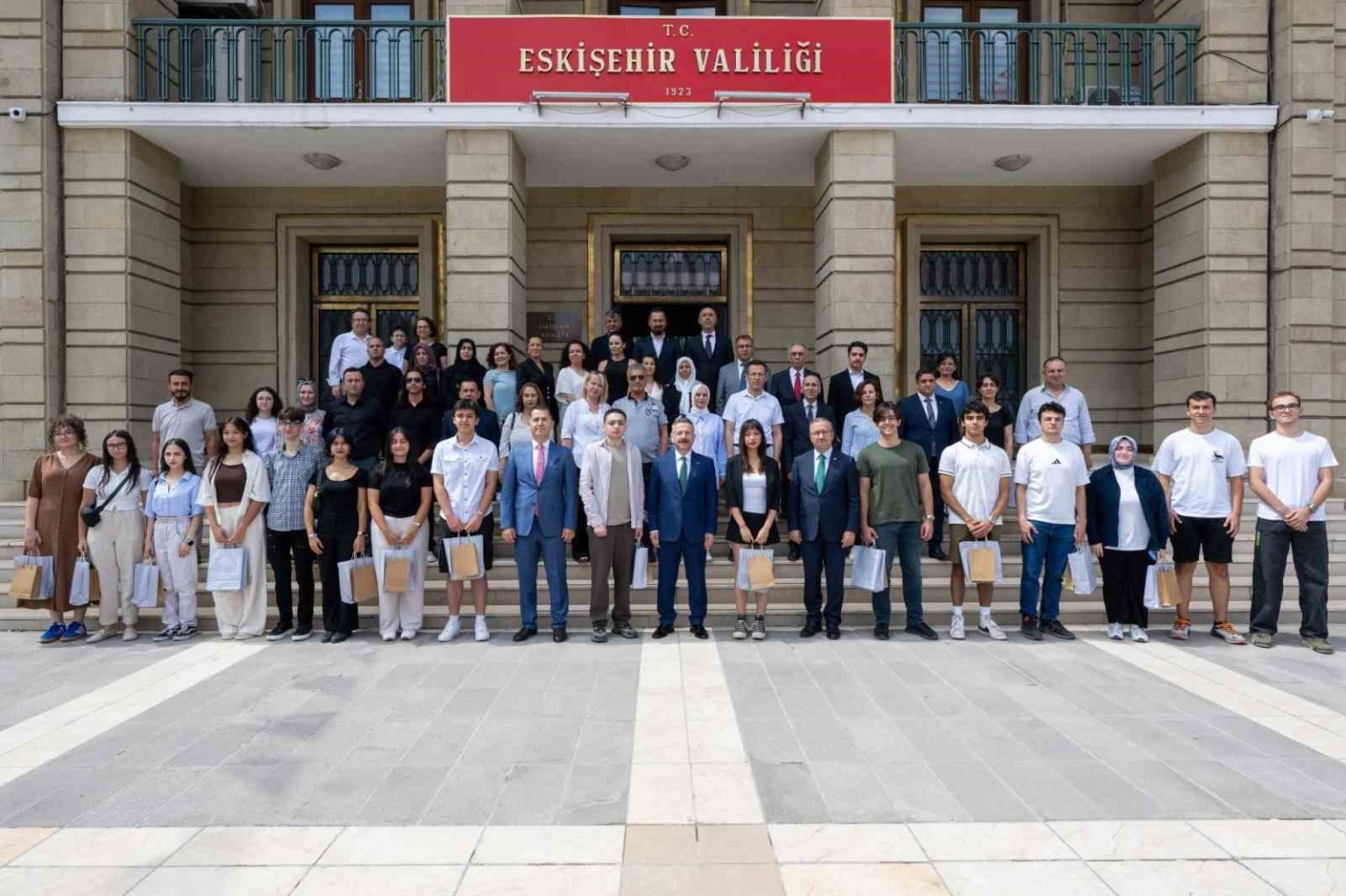 vali-aksoy-yksde-derece-yapan-ogrencilerle-bulustu