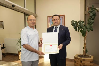 vali-isin-emekli-olan-polis-memuruna-hizmet-belgesini-verdi