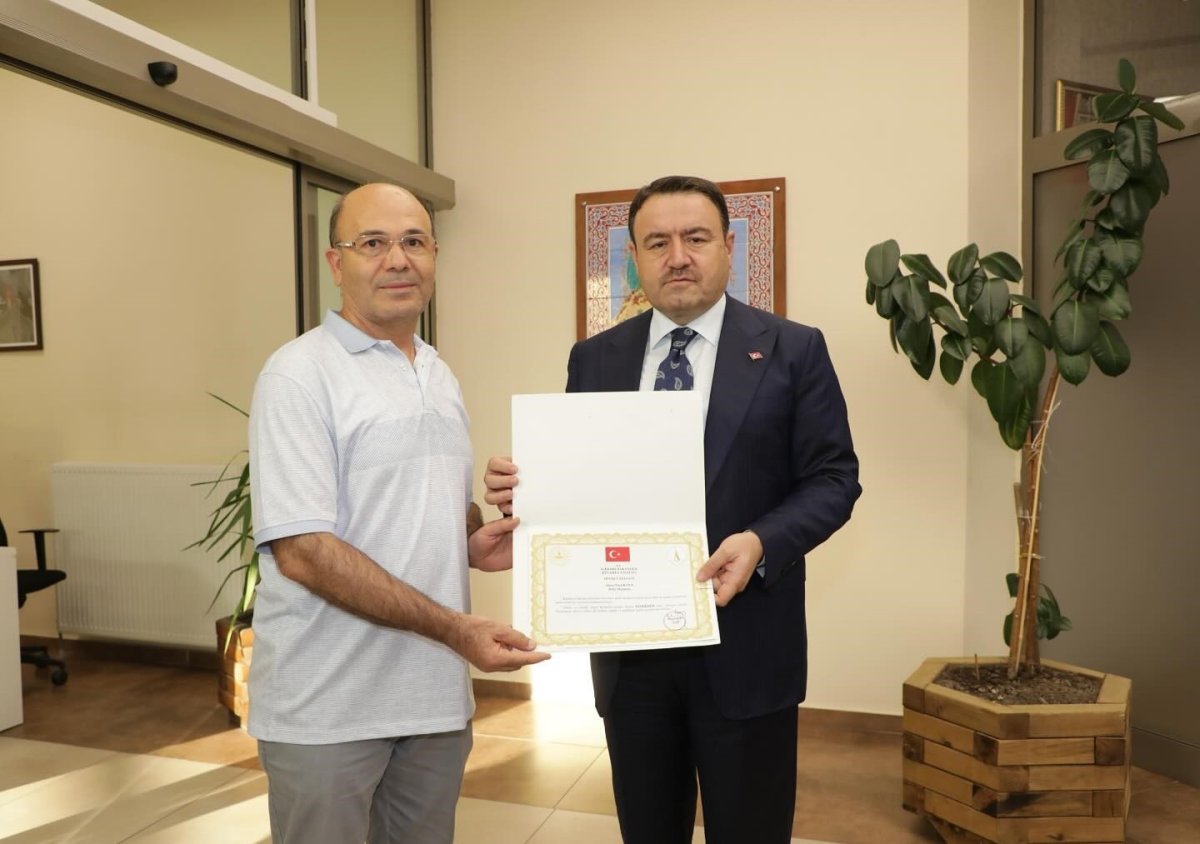 vali-isin-emekli-olan-polis-memuruna-hizmet-belgesini-verdi