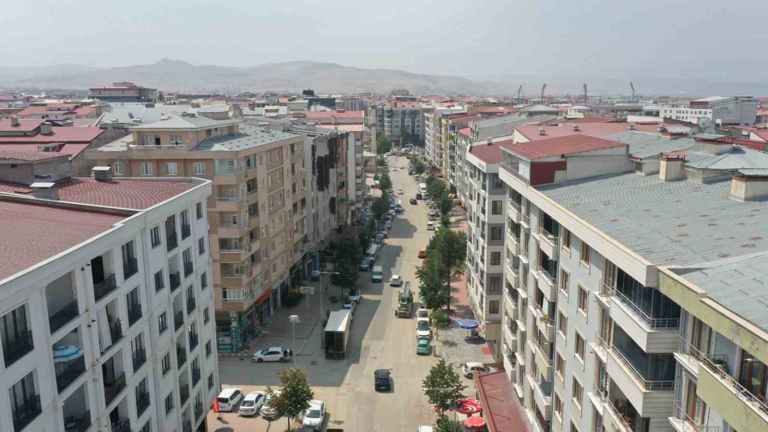 van-buyuksehir-belediyesi-suvaroglu-caddesini-yeniliyor