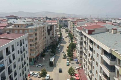 van-buyuksehir-belediyesi-suvaroglu-caddesini-yeniliyor