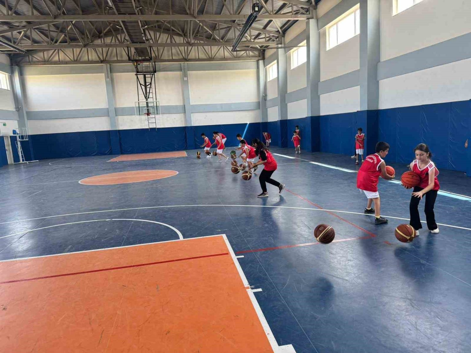 vanli-minikler-basketbol-ile-yaz-tatillerini-degerlendiriyor