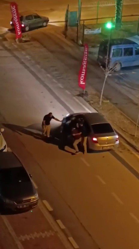 yolunu-kestikleri-surucuyu-aracta-darp-ettiler