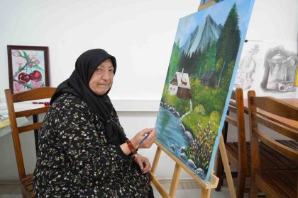 65-yasinda-resim-yetenegini-kesfetti