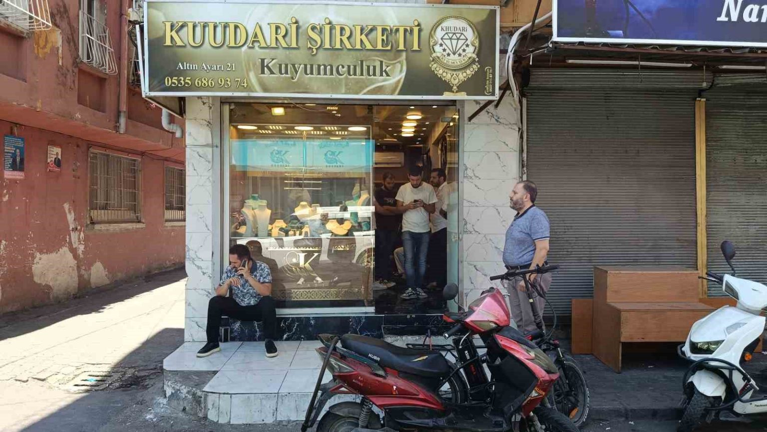 adanada-kuyumcu-soygunu-2-kisiyi-vurup-1-kilo-altin-caldilar