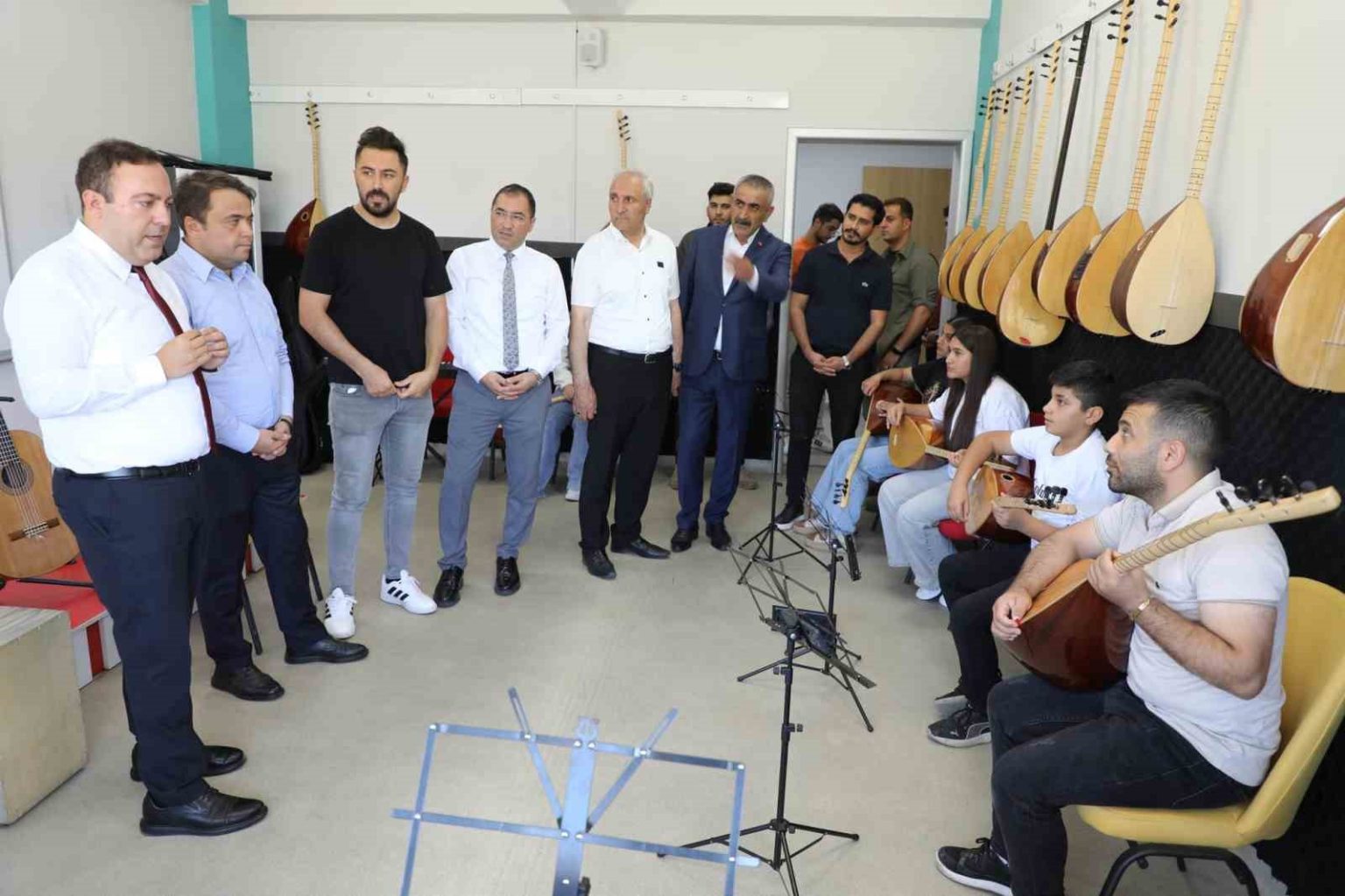 agri-vali-yardimcisi-karatas-eleskirt-genclik-merkezini-ziyaret-etti