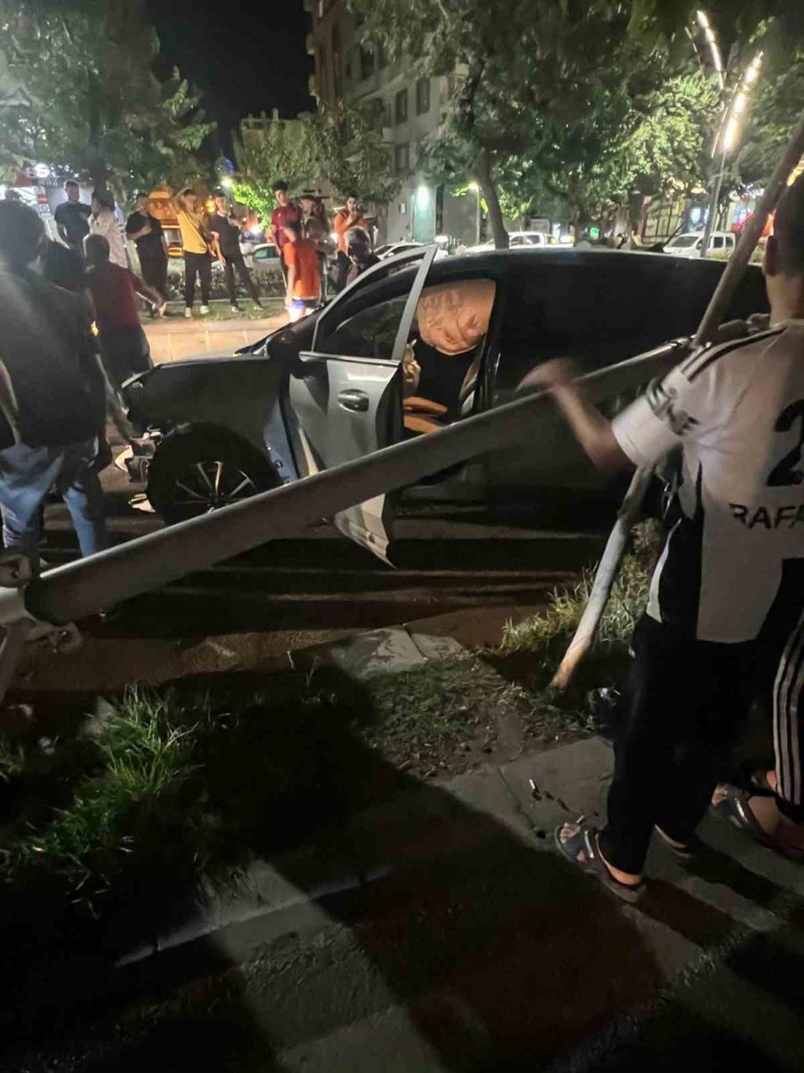 batmanda-trafik-kazasi-otomobil-aydinlatma-diregine-carpti