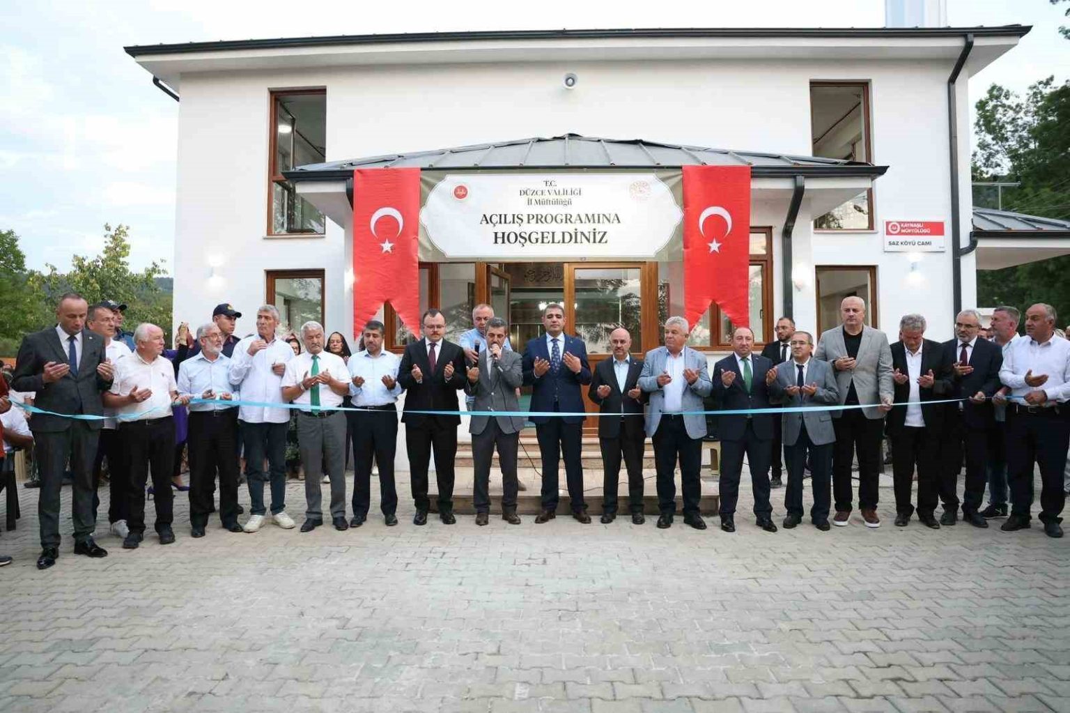 depremde-yikilan-caminin-yerine-yenisi-yapildi