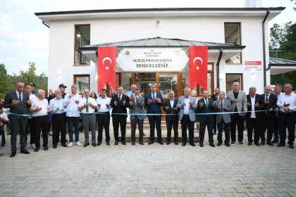 depremde-yikilan-caminin-yerine-yenisi-yapildi