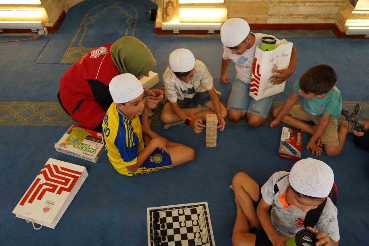 gaziantep-vakiflar-bolge-mudurlugunden-kuran-kursu-ogrencilerine-hediye