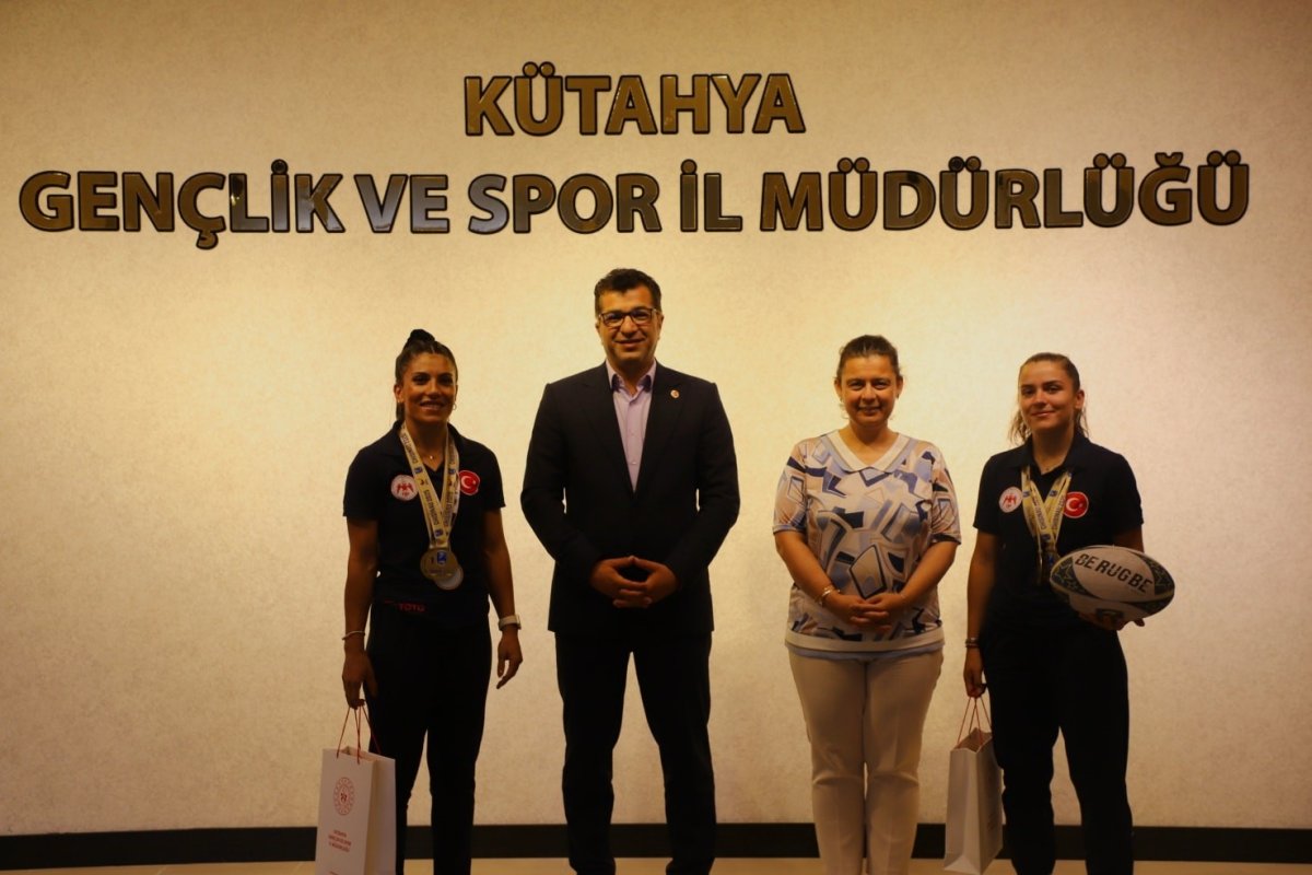genclik-ve-spor-il-muduru-kucuk-sampiyon-sporculari-agirladi