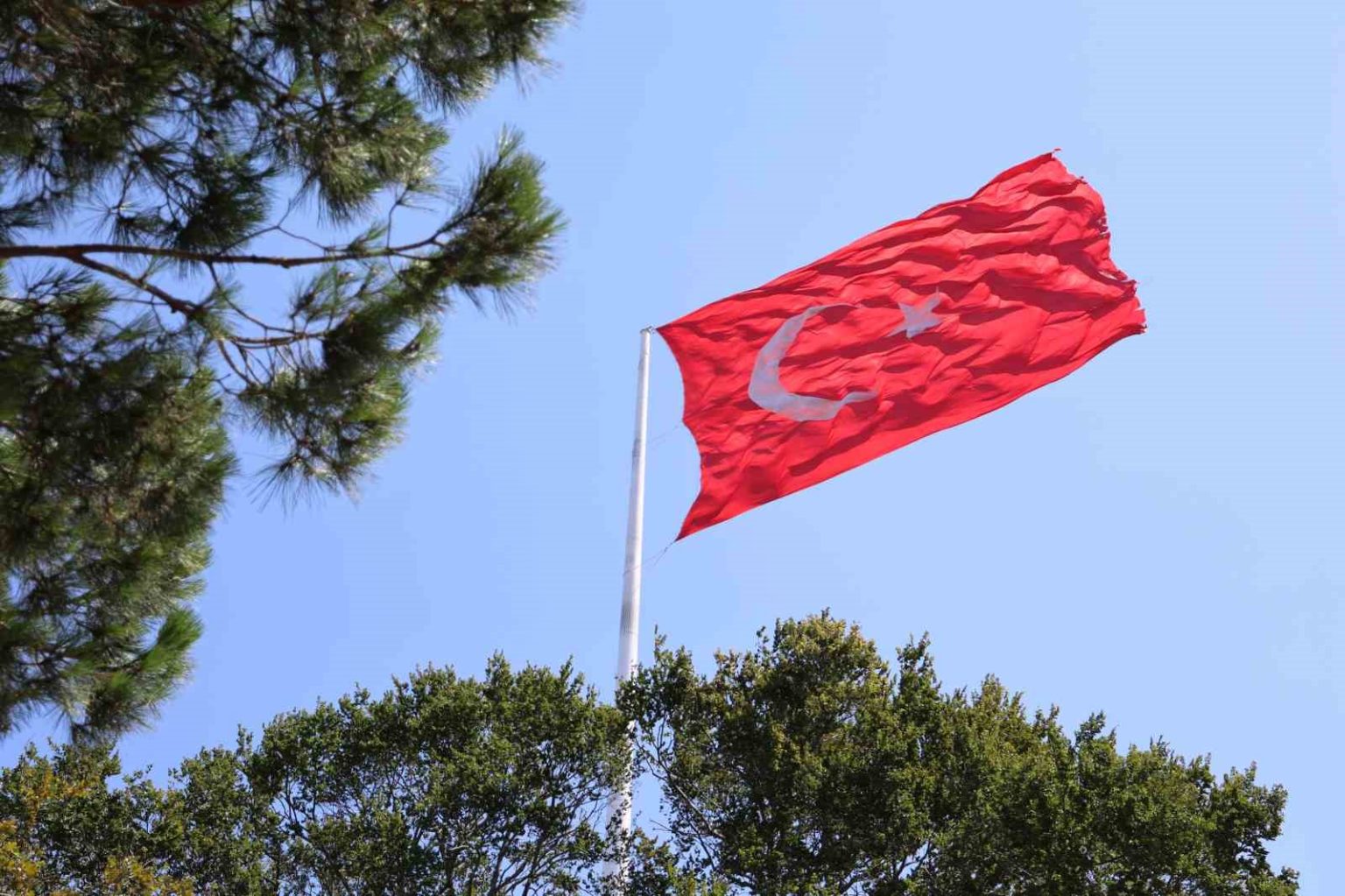 istanbulda-kuvvetli-ruzgar-etkisini-surduruyor