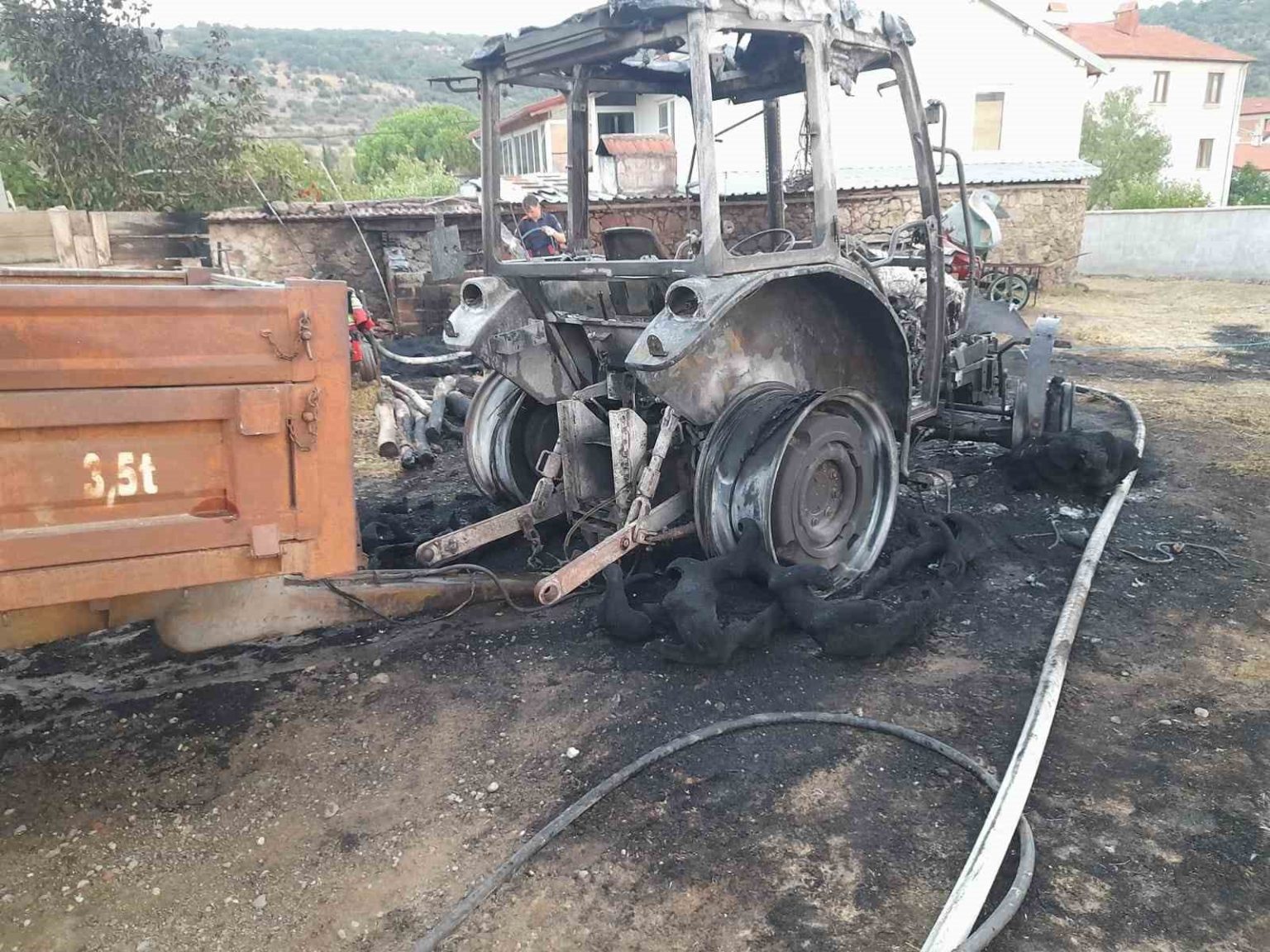 ivrindide-traktor-yandi-geriye-demir-yigini-kaldi