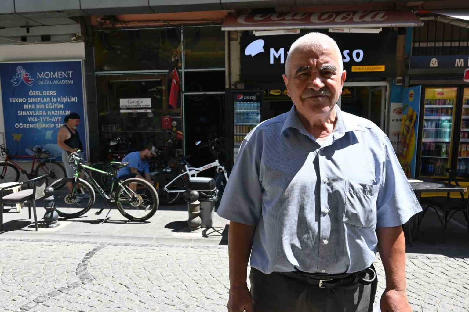 kanser-arkadasi-icin-baktigi-dukkan-yaninca-eskisinden-daha-guzel-hale-getirdi