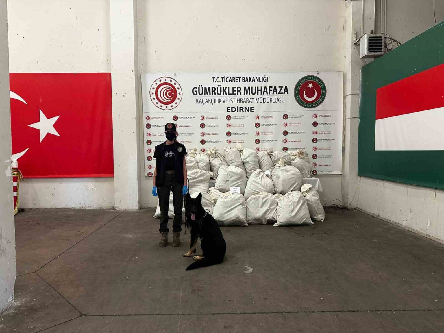 kapikulede-245-kilo-esrar-ele-gecirildi-2-gozalti