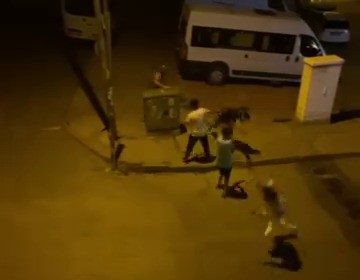 kavga-ettigi-kisiye-kaldirim-tasiyla-saldirdi