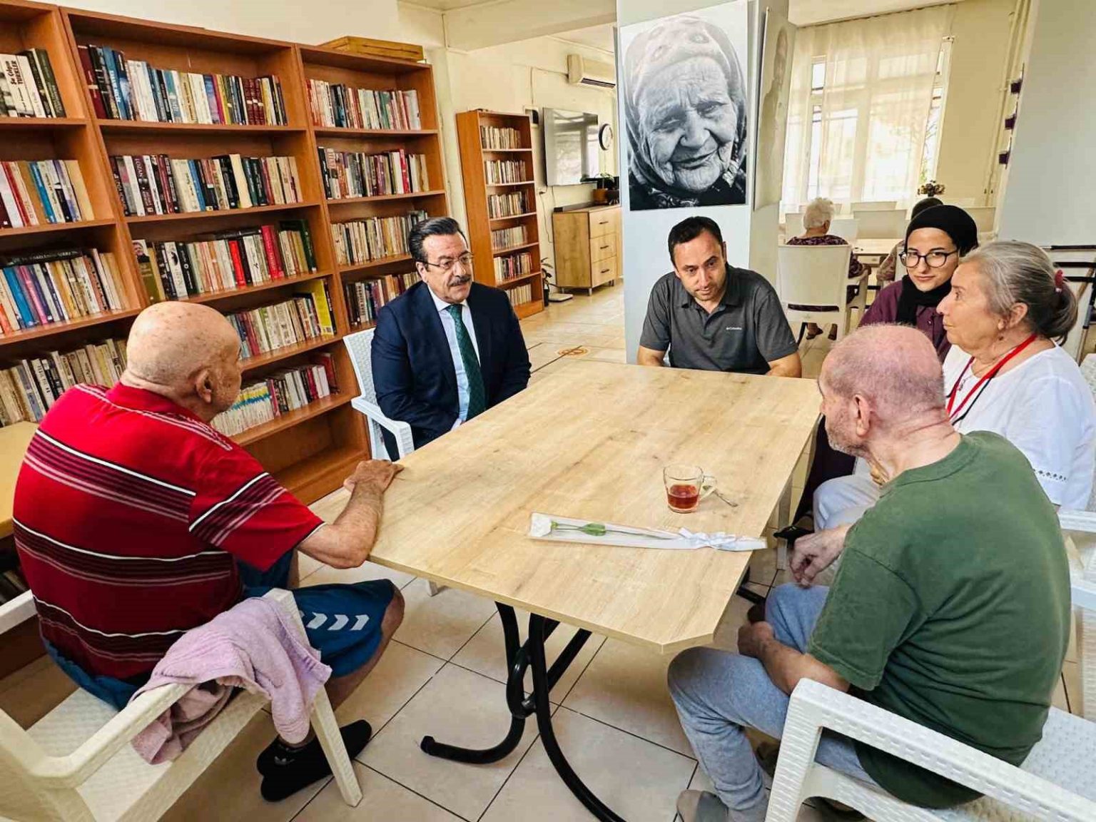 kaymakam-atilla-huzurevi-sakinlerini-ziyaret-etti