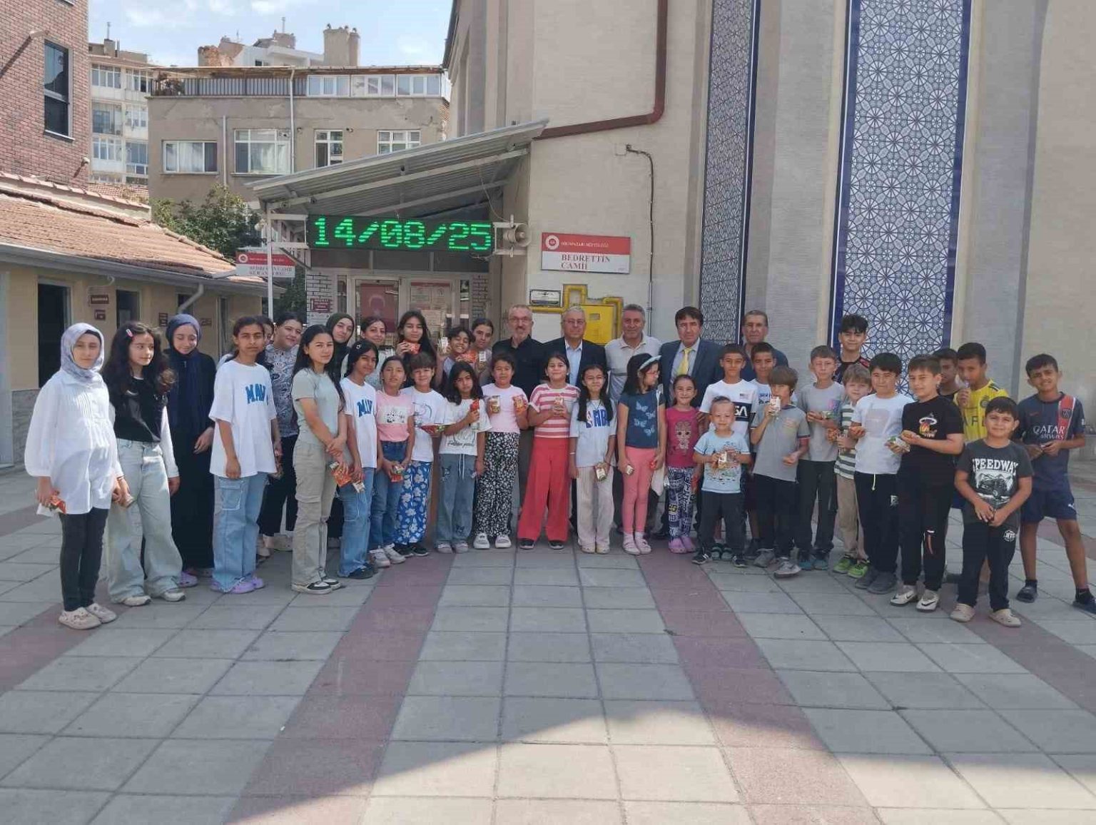 kuran-i-kerim-ogrenen-cocuklara-hediyeler-armagan-edildi