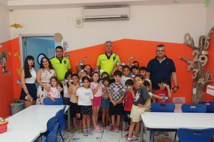 mersinde-ogrencilere-ve-bakim-merkezi-calisanlarina-trafik-guvenligi-egitimi-verildi