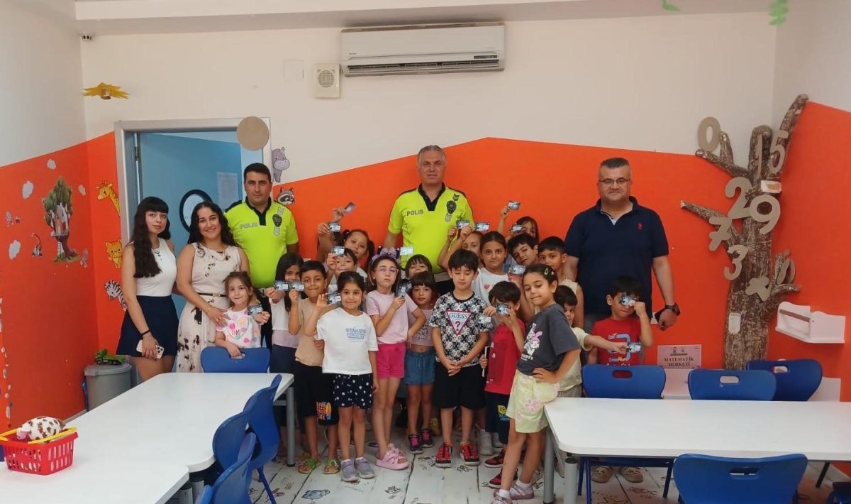 mersinde-ogrencilere-ve-bakim-merkezi-calisanlarina-trafik-guvenligi-egitimi-verildi