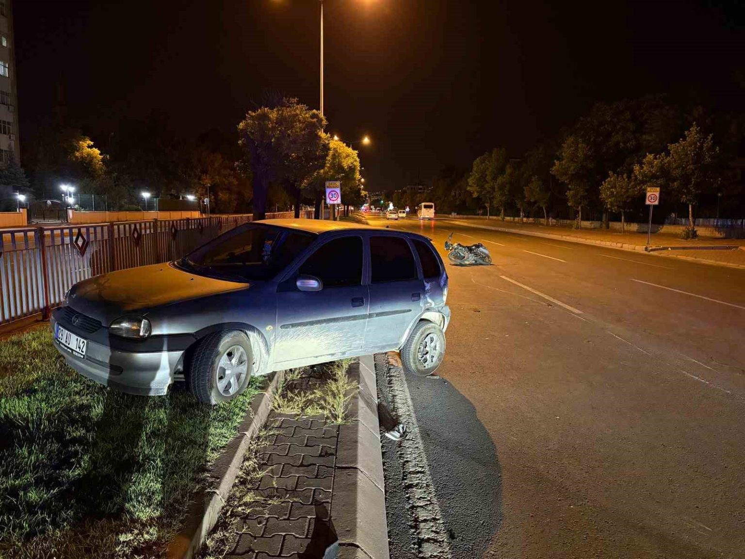 motosikletle-carpisan-otomobil-refuje-cikti-3-yarali