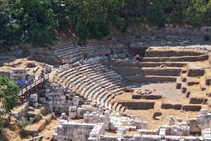 smyrna-antik-kentinde-kazilar-sururuyor