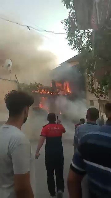 tek-katli-evde-cikan-yangin-mahalleliyi-korkuttu