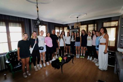 turgutlu-belediyesi-kadin-voleybol-takimi-sezonun-ilk-kontrolunden-gecti