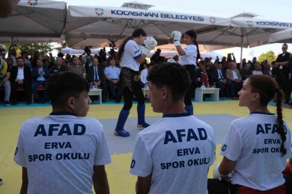 vali-cicek-erva-bir-annenin-feryatla-yakama-yapismasiyla-basladi
