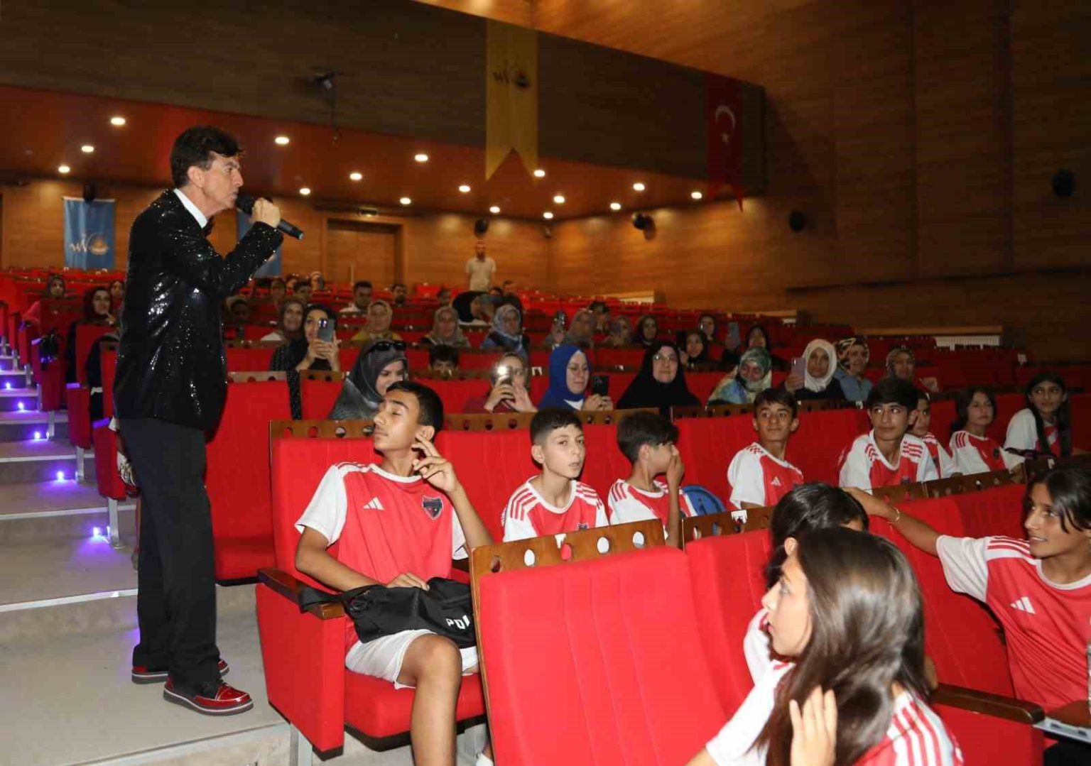 van-buyuksehir-belediyesi-meddahlik-gelenegini-surduruyor