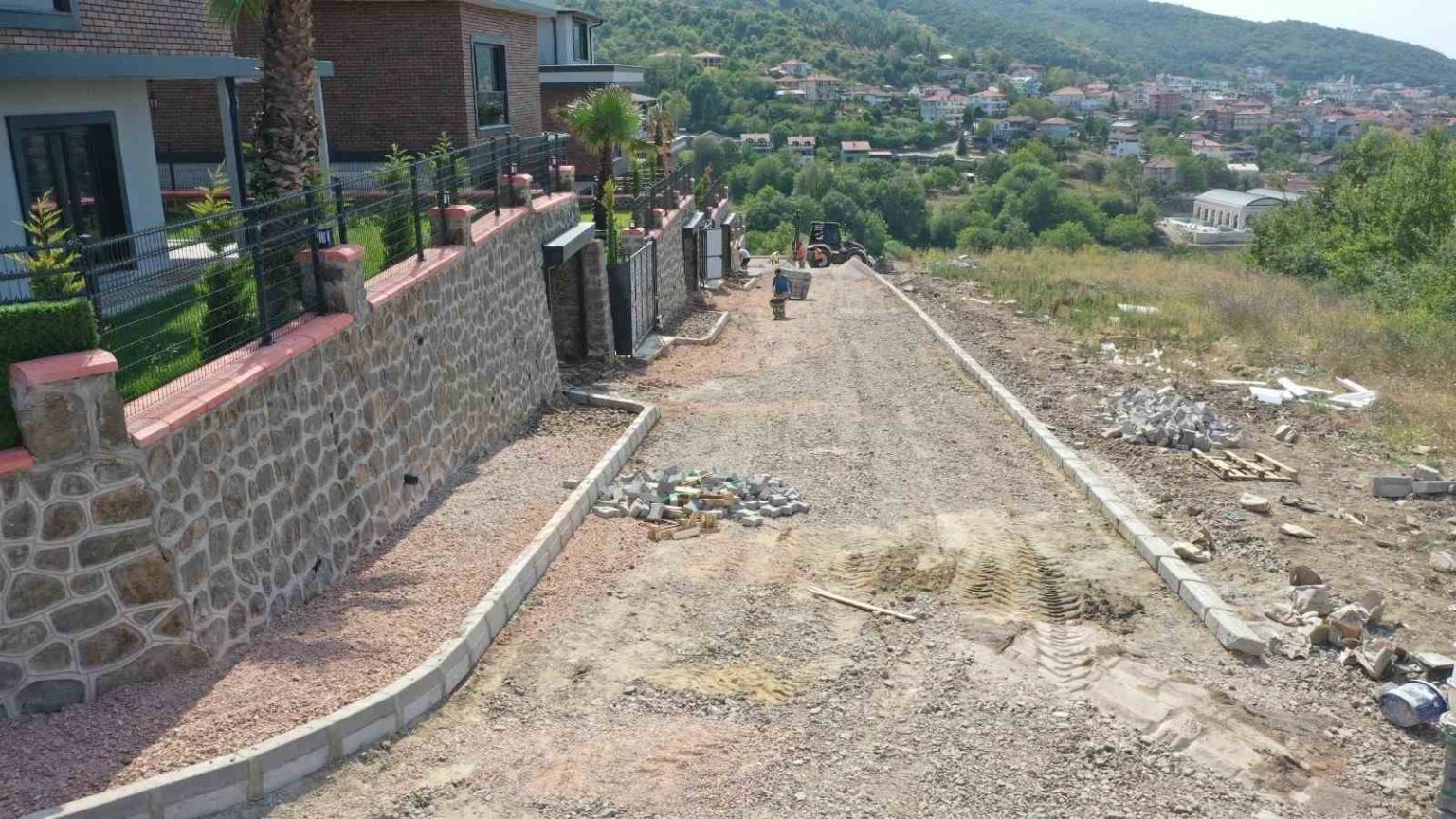 basiskelede-parke-yol-ve-kaldirim-calismalari-yapiliyor