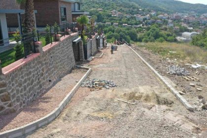basiskelede-parke-yol-ve-kaldirim-calismalari-yapiliyor