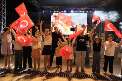 camelinde-sahne-alan-ahmet-ongel-milli-duygulari-yasatti