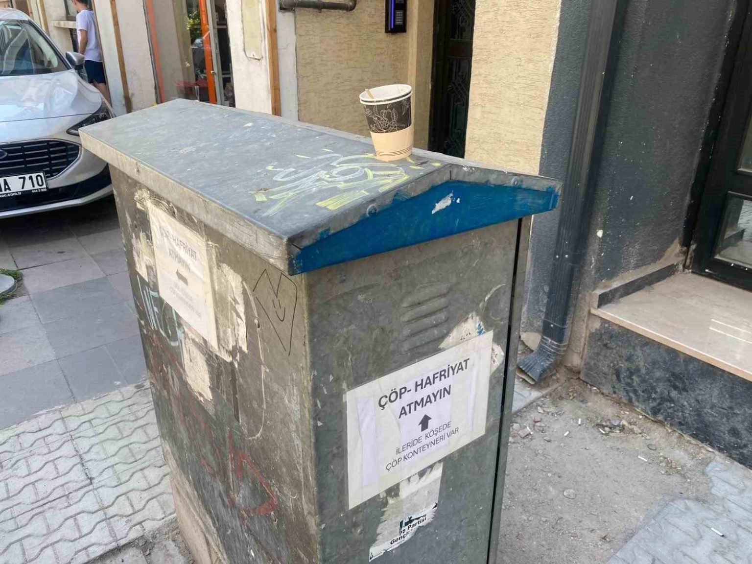 elektrik-panosunun-dort-bir-tarafina-asilan-uyarilar-dikkat-cekti