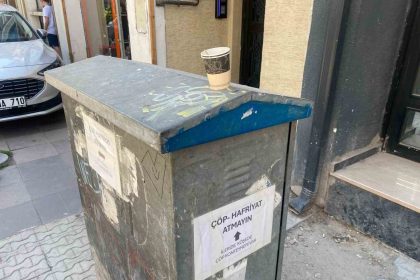 elektrik-panosunun-dort-bir-tarafina-asilan-uyarilar-dikkat-cekti